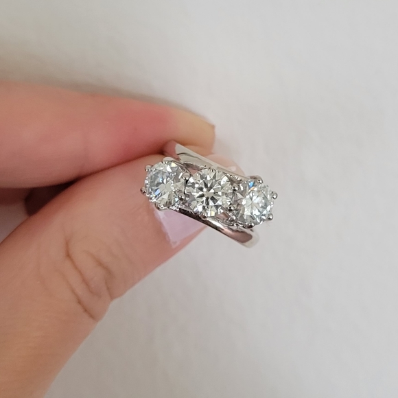 New 3ct Beautiful Moissanite Diamond Ring, Size 7 - Picture 7 of 11
